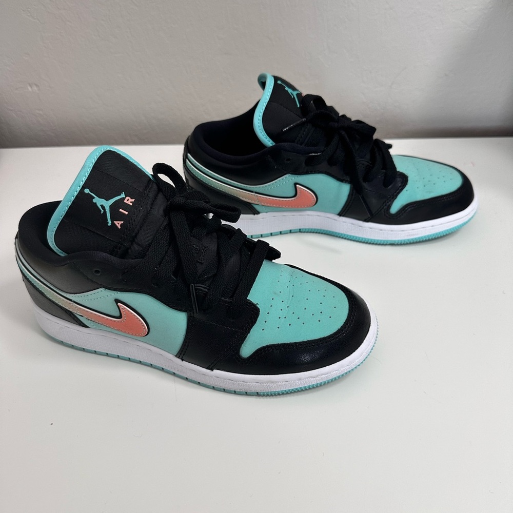 Air Jordan big kids size 4.5 color turquoise and black